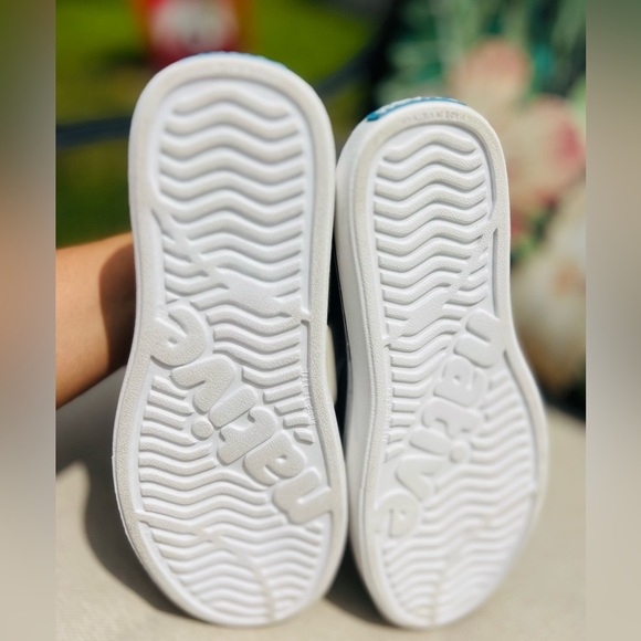 Native shoes size 4 M 6 W runs small fits size 5 women’s flexible shoes light - Picture 6 of 6